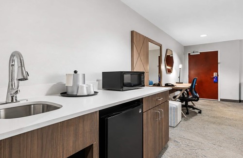 Florence Hotel | Holiday Inn Express Hotel & Suites FLORENCE NORTHEAST by IHG