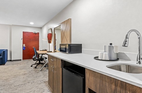 Florence Hotel | Holiday Inn Express Hotel & Suites FLORENCE NORTHEAST by IHG