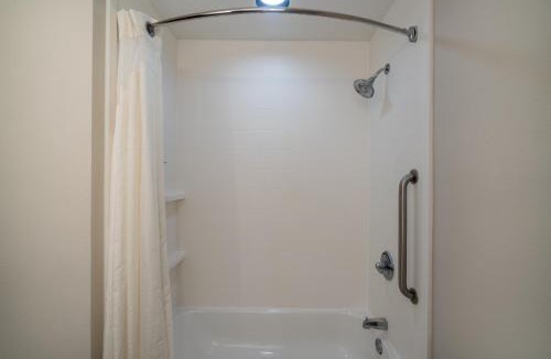 Talladega Hotel | Holiday Inn Express Hotel & Suites Talladega by IHG