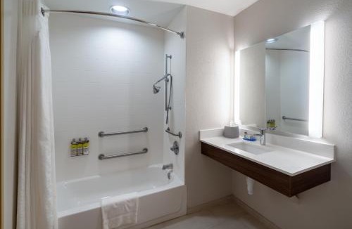 Talladega Hotel | Holiday Inn Express Hotel & Suites Talladega by IHG