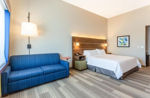 Springfield Hotel | Holiday Inn Express & Suites - Springfield North by IHG