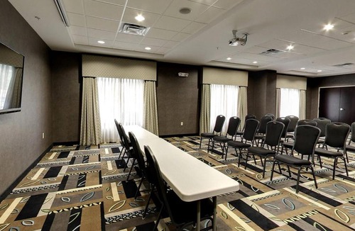Cleveland Hotel | Holiday Inn Express & Suites - Cleveland Northwest by IHG