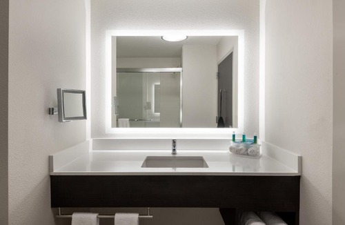 Lakeland Hotel | Holiday Inn Express & Suites Lakeland South by IHG
