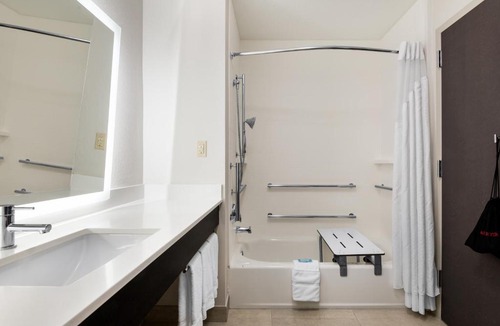 Lakeland Hotel | Holiday Inn Express & Suites Lakeland South by IHG