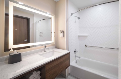 Montgomery Hotel | Holiday Inn Montgomery Airport South by IHG