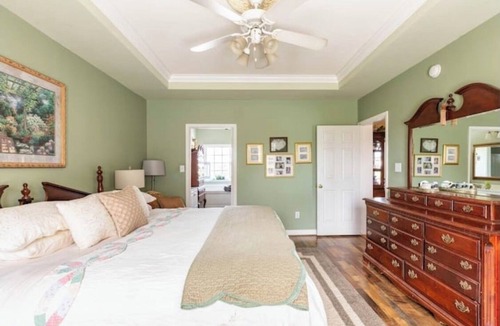 Chesnee House | Holy Cow Farms a large modern Farm House.11 miles from Tryon TIEC. Pool & HotTub