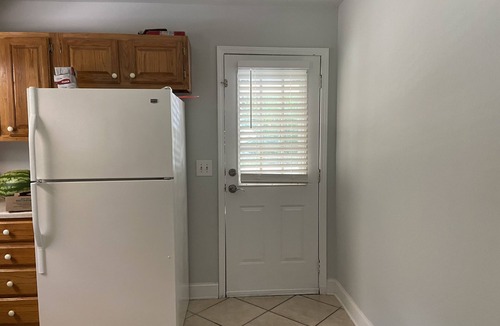 Oxford House | Home Away From Home-1.5 Miles to Square & 2 Mile From Campus
