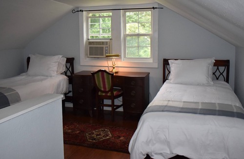 Hendersonville House | Home in Hendersonville's Historic Lennox Park close to many fun activities.