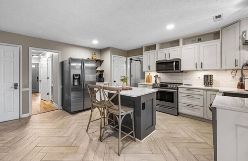 Ashley Oaks House | Homestyle: Game room, w/soaking tub, yard, crib, patio, KING beds, & quiet study.