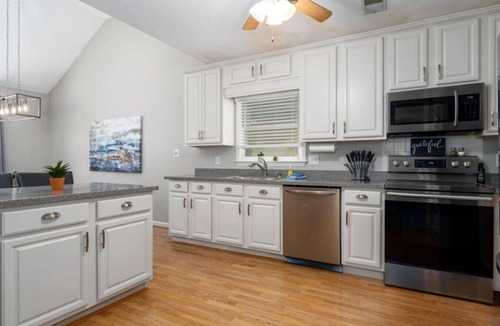 Hoover Villa | Hoover Townhouse|Great location|3 BR 3 Bath