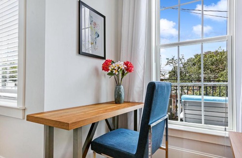 Faubourg Lafayette Apartment | Hosteeva Amazing 4 BR Modern Condo with Balcony Near Frnch Quarter
