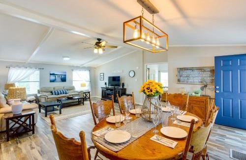 Enchanted Oaks House | Hot Tub & Dock: Lakefront Mabank Home