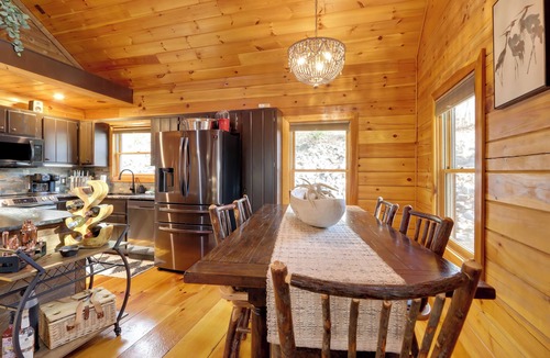 Murphy Cabin | Hot Tub & Fire Pit: Fall Family Retreat in Murphy!