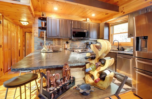 Murphy Cabin | Hot Tub & Fire Pit: Fall Family Retreat in Murphy!