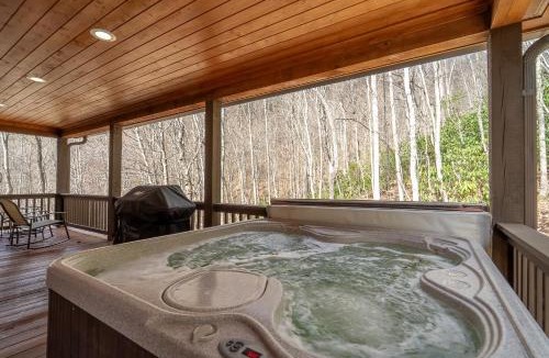 Franklin House | Hot Tub, Pool Table! Luxury Log Cabin in Franklin