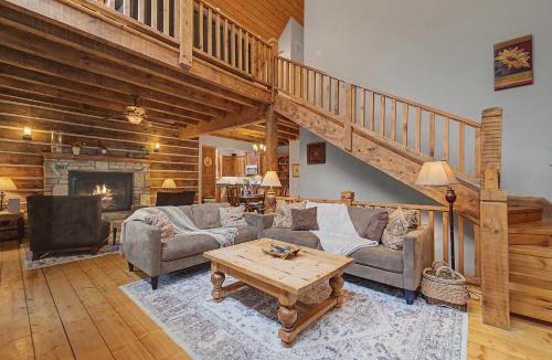 Franklin House | Hot Tub, Pool Table! Luxury Log Cabin in Franklin