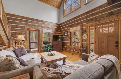 Franklin House | Hot Tub, Pool Table! Luxury Log Cabin in Franklin