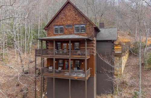 Franklin House | Hot Tub, Pool Table! Luxury Log Cabin in Franklin