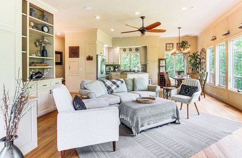 Landrum House | Hot Tub & Trail Access: 'Treehouse' in Landrum!
