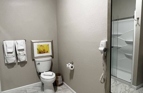 Laurel Bed & Breakfast | Hotel Pinehurst- Central Ave Suite 208