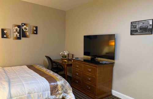 Laurel Hotel | Hotel Pinehurst- Jean Theatre, Suite 103