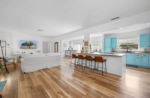 Grandview Heights House | House in Historic community of West Palm Beach w complimentary Pool Heating