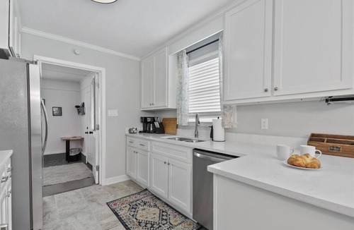 Savannah House | House Sleeps 6 * Firepit * Game Room * Dogs OK