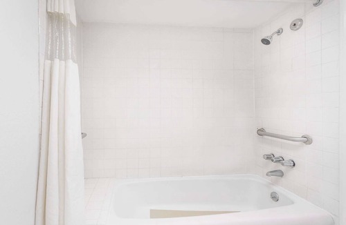 Commerce Hotel | Howard Johnson by Wyndham Commerce GA