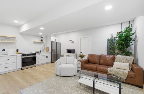 NoMa Apartment | Huge Capitol Hill 2BR Apt w/Rooftop Hottub & Views