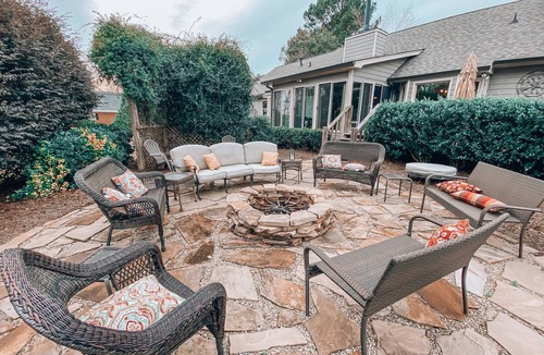Loganville House | Huge Home, Fire Pit, Hot Tub, New Weber Grill, 2 min from Kroger, 2 Living rooms
