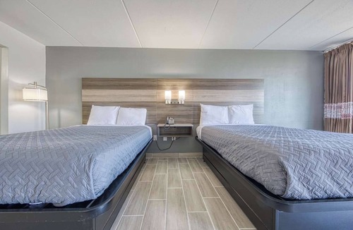 Revelo Hotel | Ideal for Groups: 2 Rooms w/Free Breakfast, Pool, Near Princess Falls Trailhead