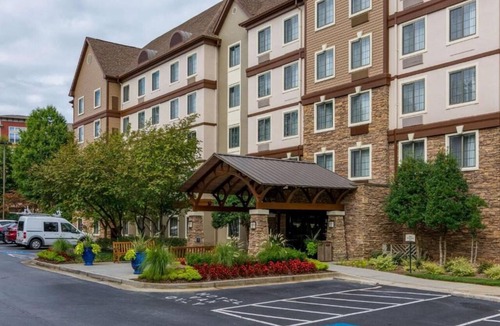 Dunwoody Apartment | Ideal Mix of Comfort and Value! Full Kitchen, Swimming Pool, Free Breakfast!