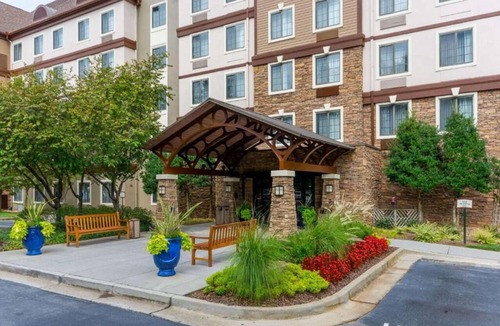 Dunwoody Apartment | Ideal Mix of Comfort and Value! Full Kitchen, Swimming Pool, Free Breakfast!