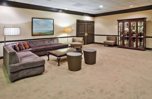 Eagan Park Hotel | Ideal Weekend Escape: Pool, Parking and Tasty Dining Just Steps Away