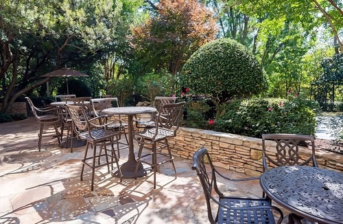 Eagan Park Hotel | Ideal Weekend Escape: Pool, Parking and Tasty Dining Just Steps Away
