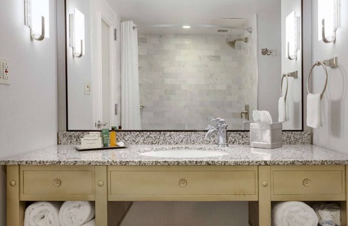 Historic Downtown Savannah Hotel | In Historic Savannah | Rooftop Pool + Dining