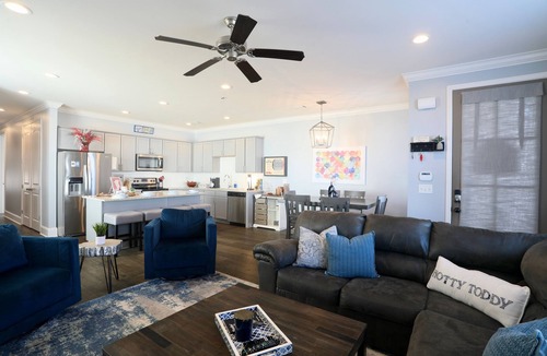 Oxford House | Indigo House - Gorgeous 3 King Suites + Loft!