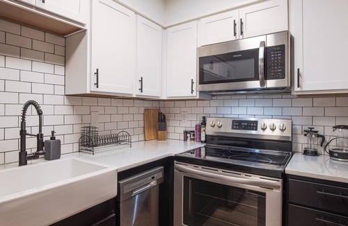 Downtown Memphis Apartment | Industrial King Suite Downtown with Free Parking