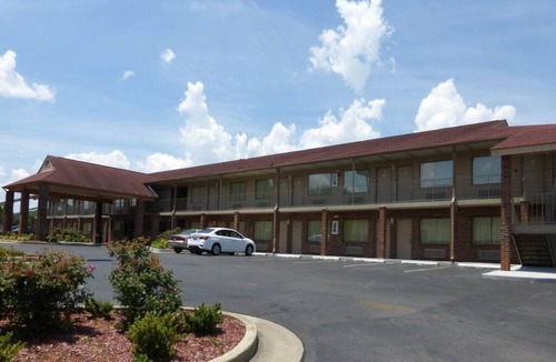 Cleveland Hotel | Inviting Space w/Two Queen Beds – 3 Mins to Bradley Square Mall
