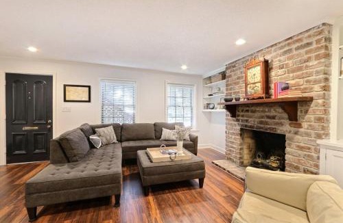 Historic Downtown Savannah Apartment | Isaac LaRoche Garden