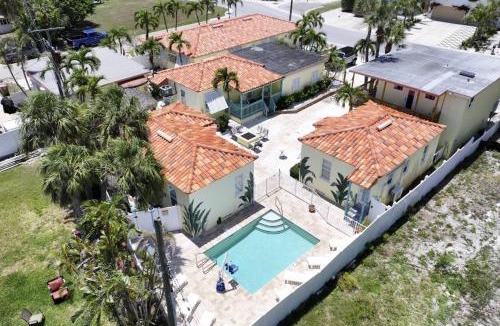 Madeira Beach House | Island Paradise Cottages - Triplex