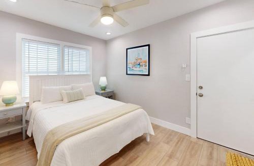 Madeira Beach House | Island Paradise Cottages - Triplex