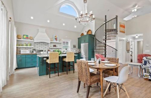 Isle of Hope Historic District House | Isle of Hope Cottage w Historic Charm & Location