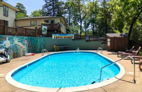 Eureka Springs Historic District Apartment | Jacuzzi Suite 206 at Tradewinds