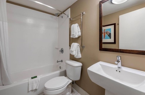 Jekyll Island Hotel | Jekyll Island Getaway | Free Parking | Free Breakfast | Ouytdoor Pool Access