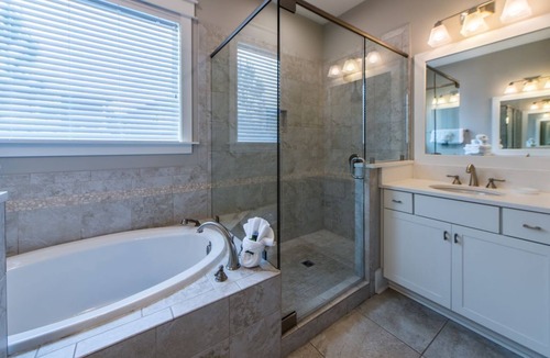 Watercolor House | July Discounts! 4BR Family Retreat -Bikes/Golf Cart/220v EV Outlet