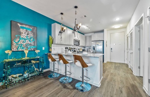 Downtown Decatur Apartment | Jungle on the Square – Luxury 1BR w/Rooftop Lounge, Pool & Gym Access