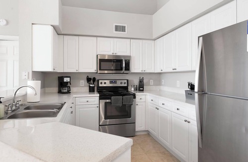 Wellington Apartment | Kasa | Bright & Airy 2BD + Free Parking | Wellington