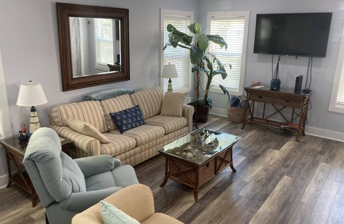 Ono Island Resort | Key West style condo at Purple Parrot Resort-5 min from beach