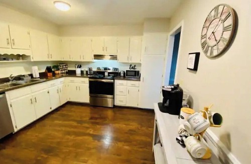 Shannon House | Kids & Pets Love this 3brm Townhome near Moss Rock